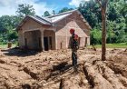 Di Tengah Lumpur Pascabanjir, Babinsa Tetap Hadir untuk Warga Matangnga